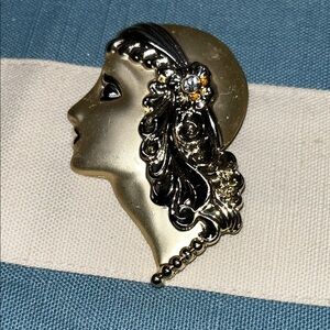 Lady Brooch, good tone